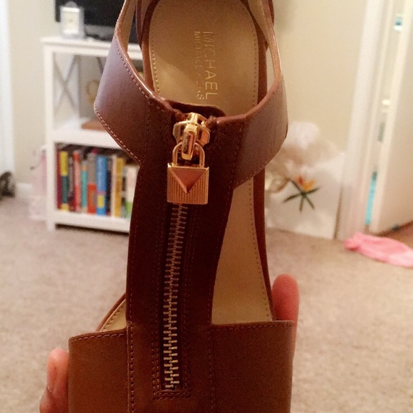 Michael Kors Berkley Lock leather platform sandal - Picture 3 of 3